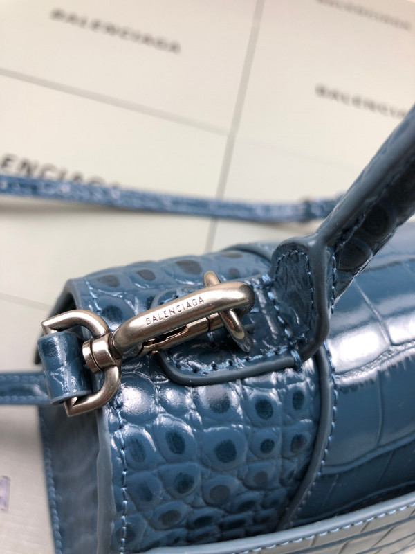 Ba*len*cia*ga hourglass