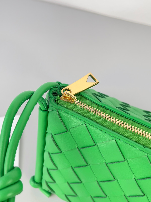 bo*te*ga Ve*ne*ta pouch on strap