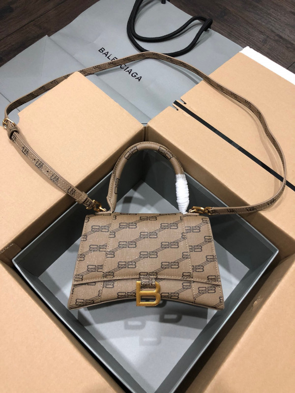 Ba*len*cia*ga hourglass