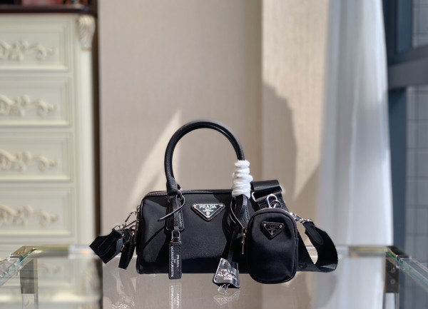 Pra*a re-edition 2005 nylon bag