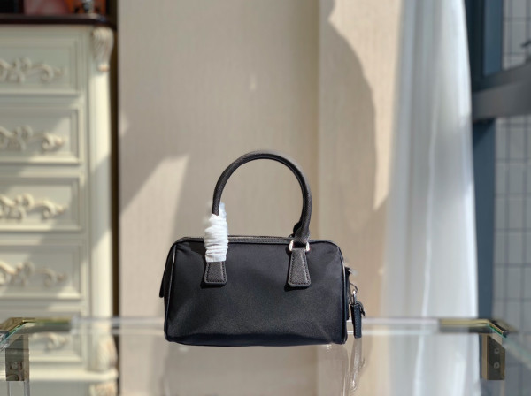 Pra*a re-edition 2005 nylon bag