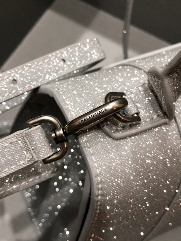 Ba*len*cia*ga hourglass