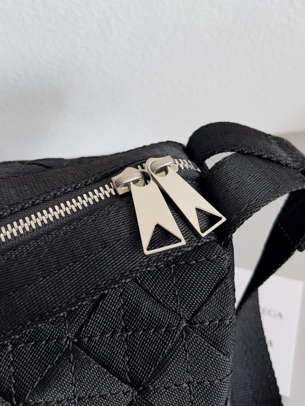 bo*te*ga Ve*ne*ta webbing