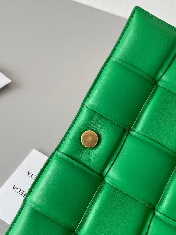 bo*te*ga Ve*ne*ta the chain cassette