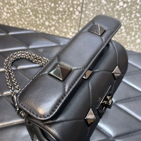 VALENTINO ONLINE EXCLUSIVE SMALL ROMAN STUD THE SHOULDER BAG WITH CHAIN