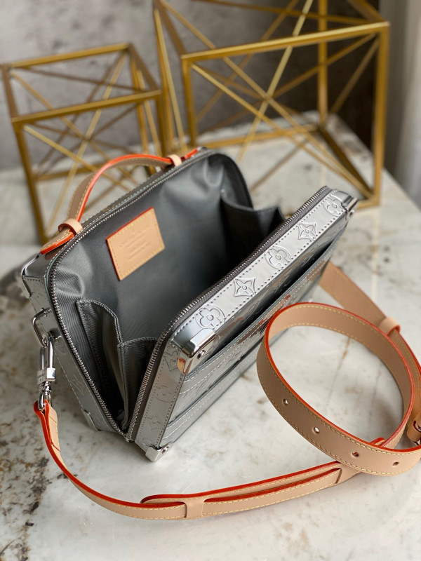 l0*is V*t0n handle trunk