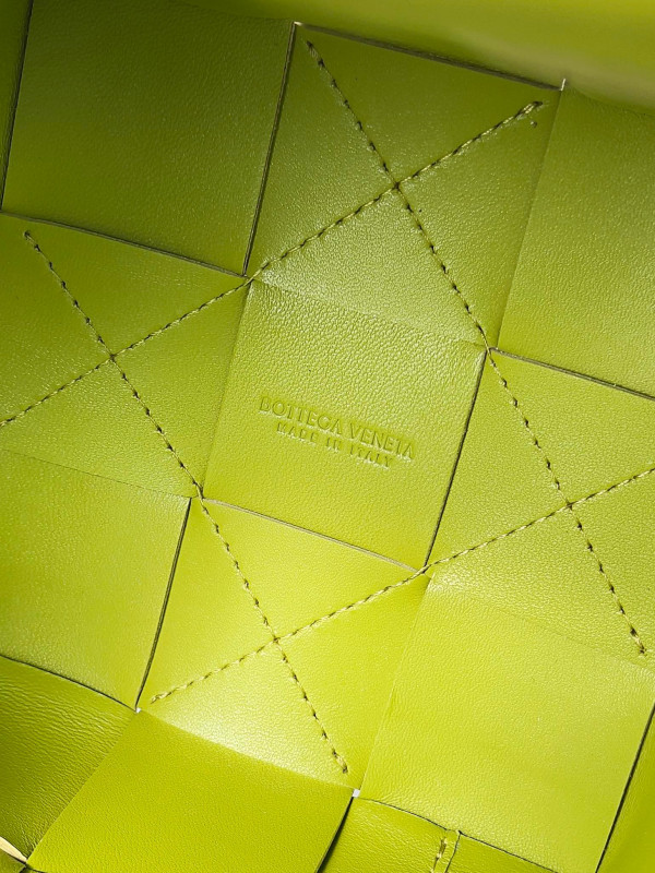 bo*te*ga Ve*ne*ta cassette bucket bag