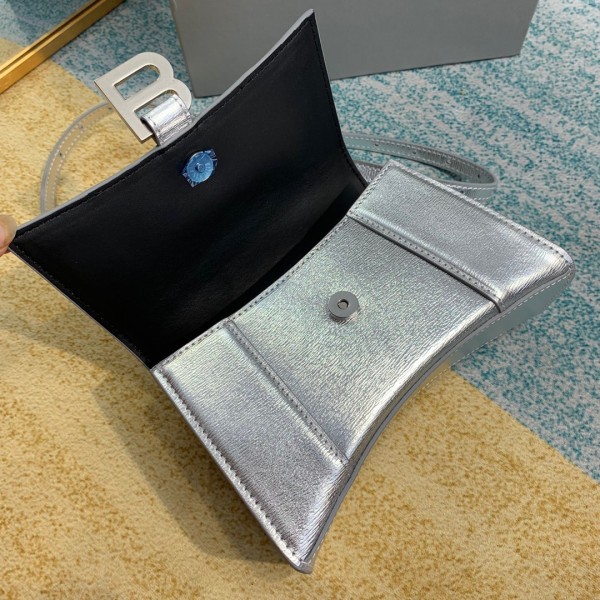 Ba*len*cia*ga hourglass