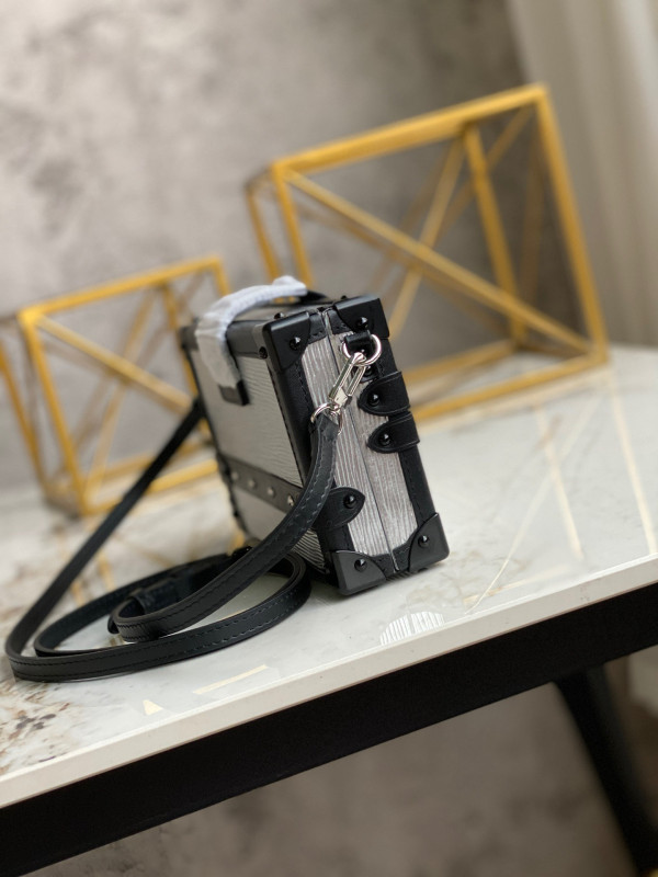 l0*is V*t0n petite malle