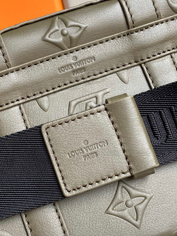 l0*is V*t0n trunk slingbag