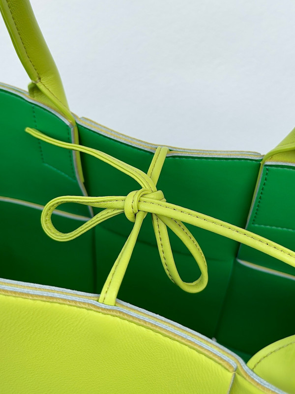 bo*te*ga Ve*ne*ta small arco tote bag