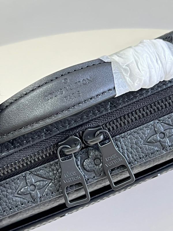 l0*is V*t0n handle soft trunk