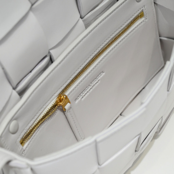 bo*te*ga Ve*ne*ta cassette