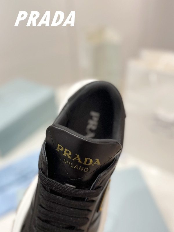 Pra*a sneaker