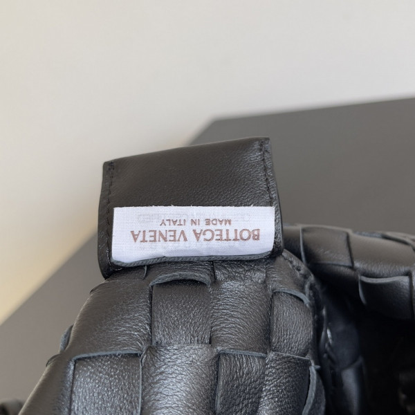 bo*te*ga Ve*ne*ta  classic sardine top handle bag