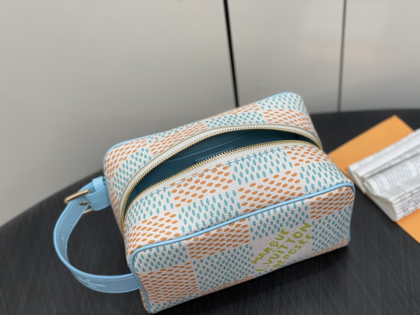 l0*is V*t0n locker dopp kit bag-23*13*12cm