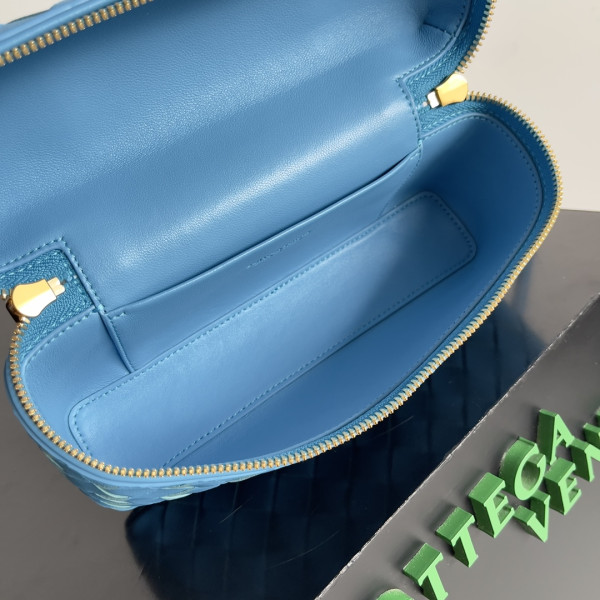 bo*te*ga Ve*ne*ta  vanity case crossbody bag