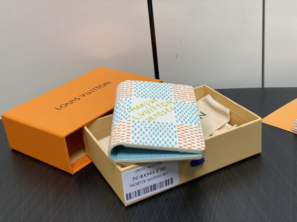 l0*is V*t0n pocket organizer-7.5*11.1*1 cm