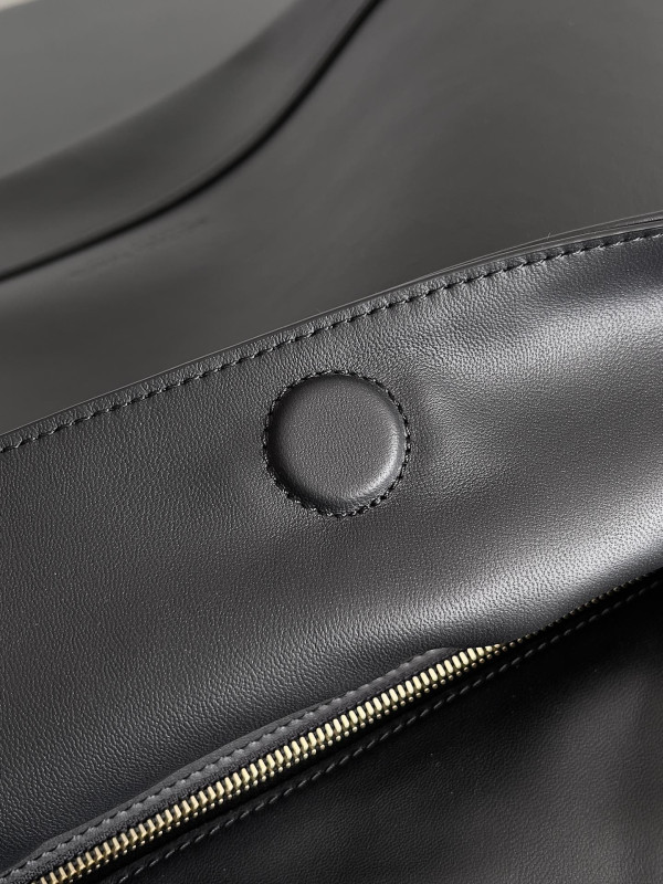 bo*te*ga Ve*ne*ta large hop