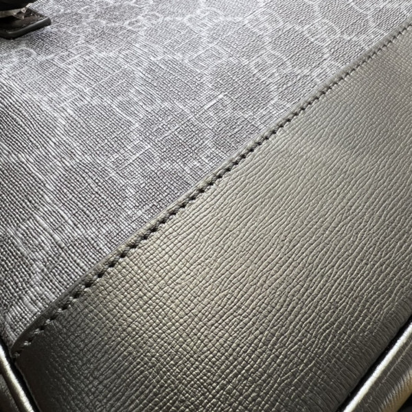 G*u*i medium backpack with interlocking g