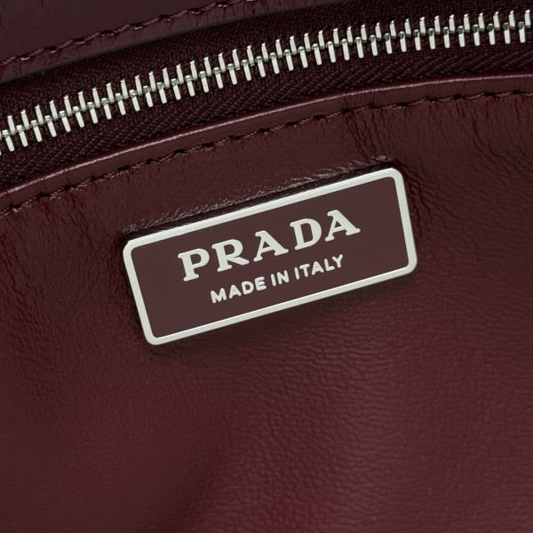 Pra*a medium leather handbag