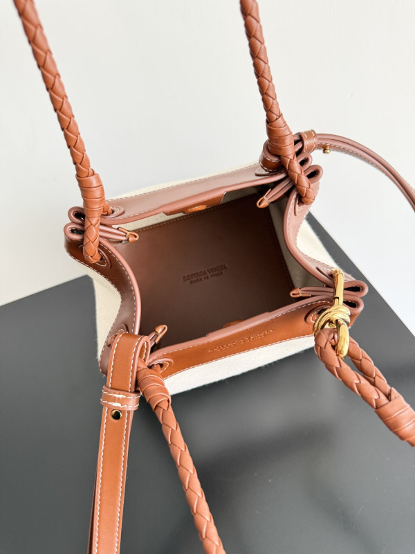 bo*te*ga Ve*ne*ta small parachute  - 21*17*16cm