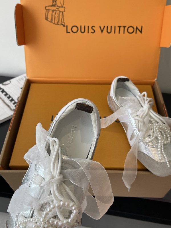 l0*is V*t0n sneakerina